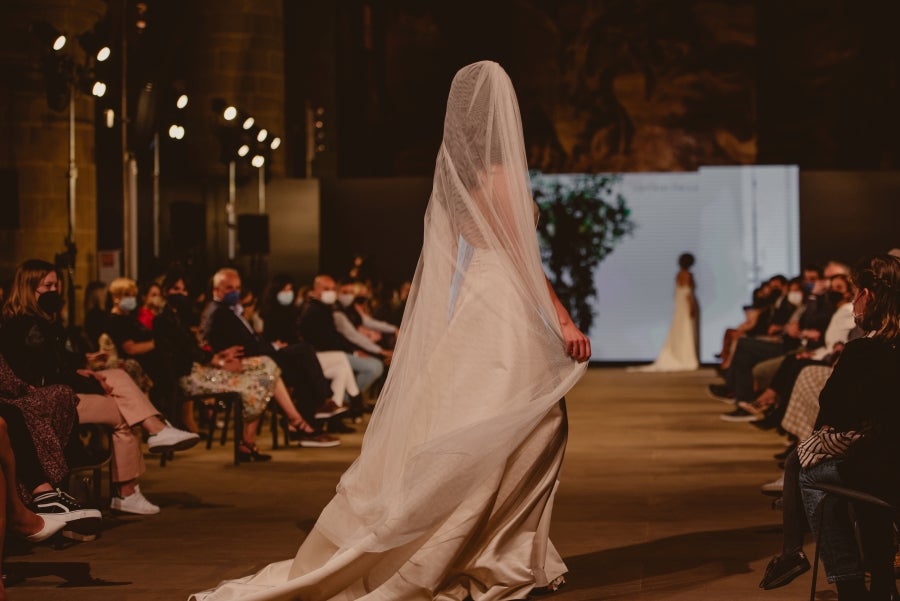 Inspirada en la flor Hydrangea, habitual en el entorno de los caseríos vascos, Sophie et Voilà apuesta por unos diseños versátiles y poderosos, como lo son las novias que desean vestir. Pensada para mujeres con estilo y una historia, la colección se ha construido sobre fundamentos recurrentes como el crepe, la gasa y el tul. 