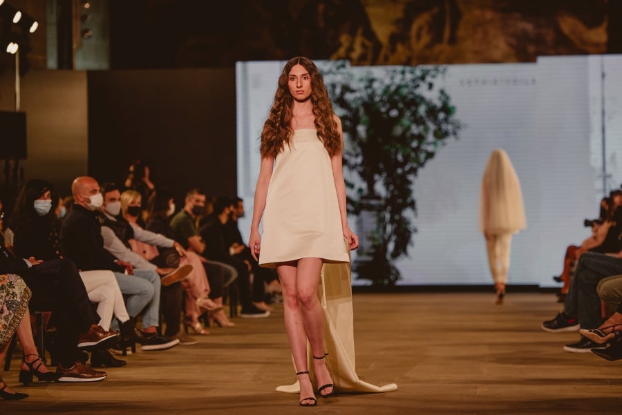 Inspirada en la flor Hydrangea, habitual en el entorno de los caseríos vascos, Sophie et Voilà apuesta por unos diseños versátiles y poderosos, como lo son las novias que desean vestir. Pensada para mujeres con estilo y una historia, la colección se ha construido sobre fundamentos recurrentes como el crepe, la gasa y el tul. 