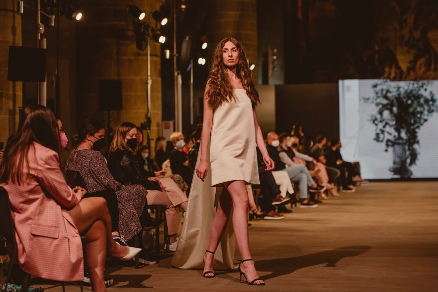 Inspirada en la flor Hydrangea, habitual en el entorno de los caseríos vascos, Sophie et Voilà apuesta por unos diseños versátiles y poderosos, como lo son las novias que desean vestir. Pensada para mujeres con estilo y una historia, la colección se ha construido sobre fundamentos recurrentes como el crepe, la gasa y el tul. 