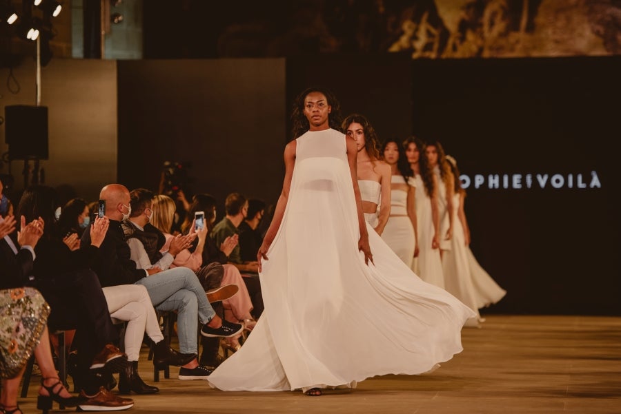 Inspirada en la flor Hydrangea, habitual en el entorno de los caseríos vascos, Sophie et Voilà apuesta por unos diseños versátiles y poderosos, como lo son las novias que desean vestir. Pensada para mujeres con estilo y una historia, la colección se ha construido sobre fundamentos recurrentes como el crepe, la gasa y el tul. 