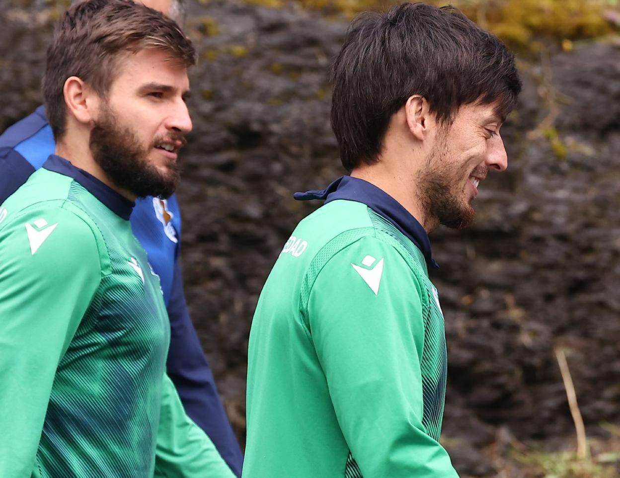 Portu y Silva se dirigen al campo de entrenamiento, ayer en Zubieta. 