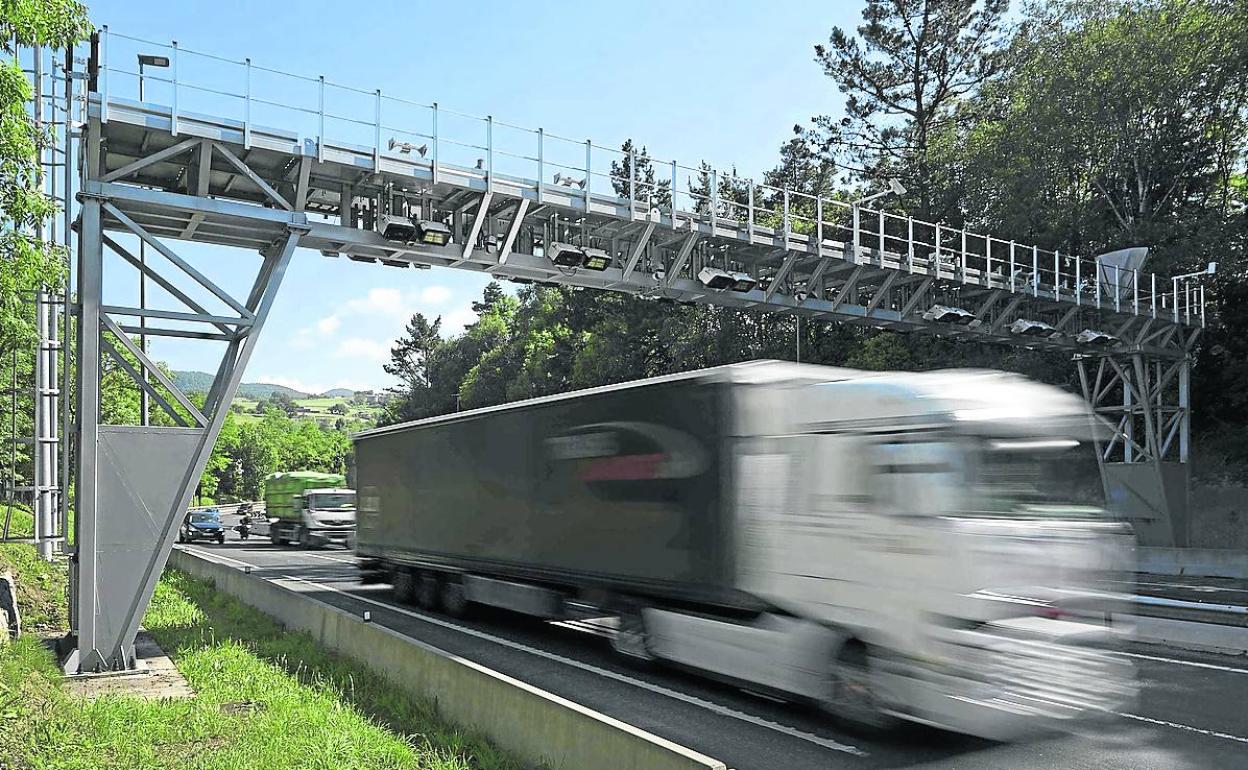 Un camión pasa por debajo de un arco de peaje situado en la N-I, en Andoain. 