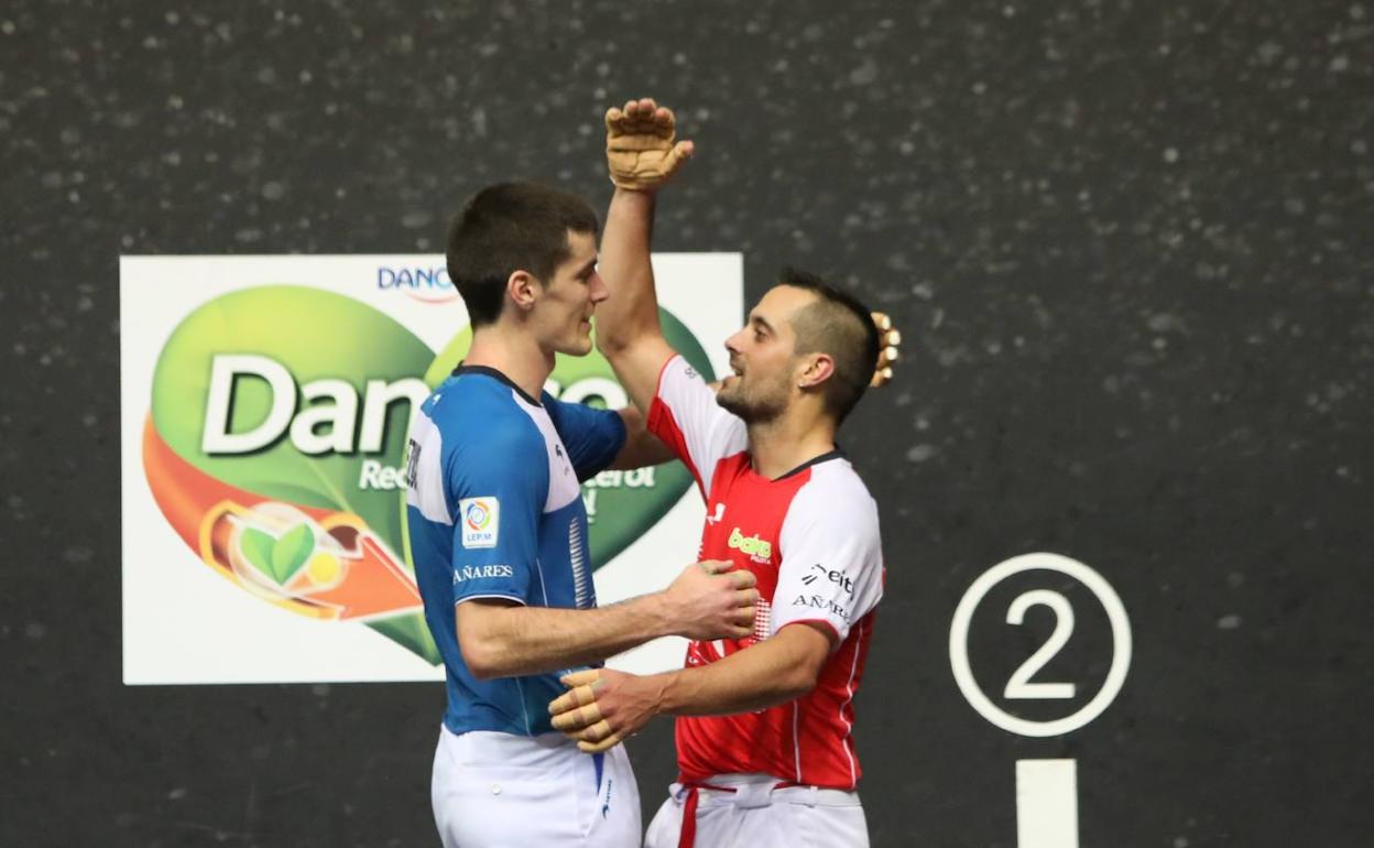 Beñat Rezusta recibe la felicitación de Oinatz Bengoetxea por su triunfo en el Bizkaia. 