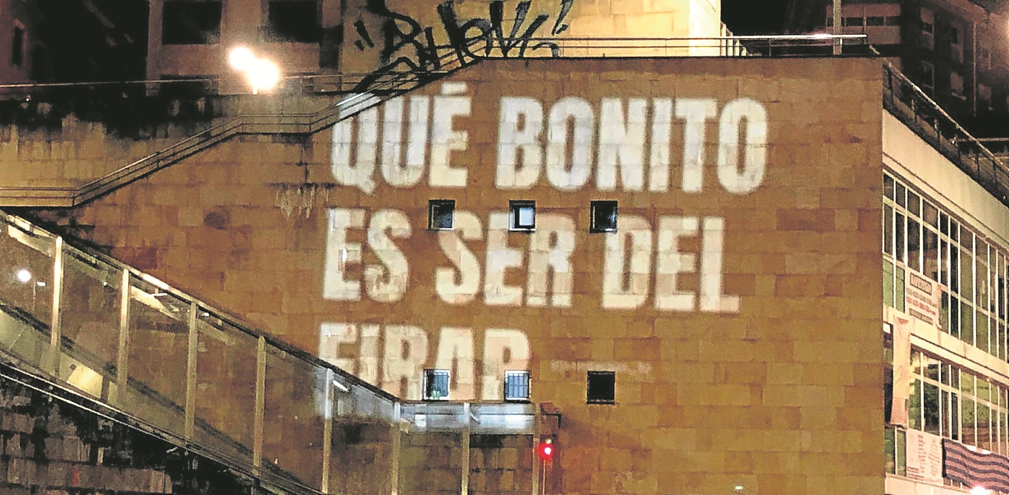 El centro social Unzaga, con un mensaje de apoyo al Eibar.