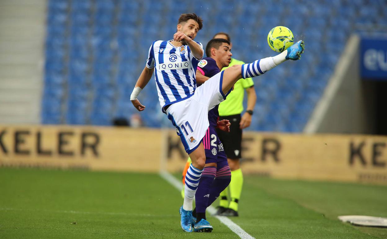 Januzaj trata de controlar un balón ante la presión de Olaza.