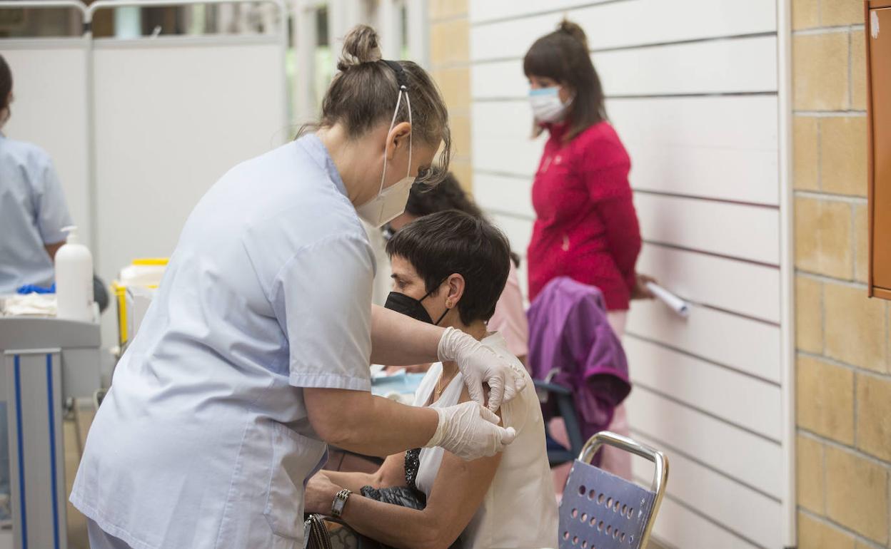 Una enfermera vacuna a una mujer en el polideportivo de Irun. 