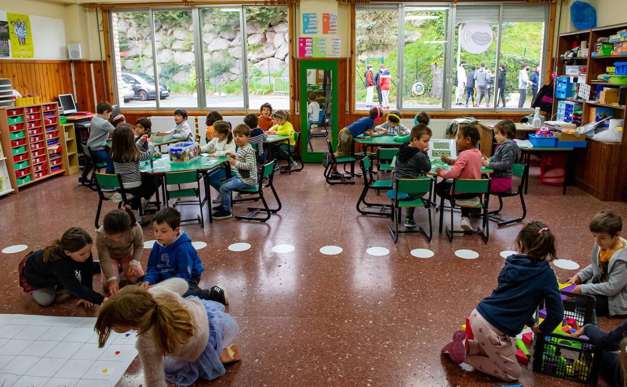 El interior de un aula con alumnos menores de seis años. 