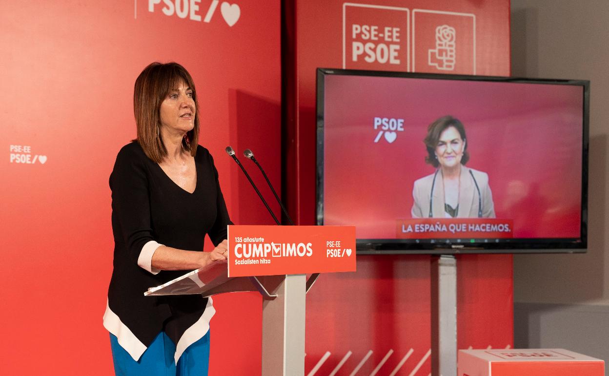 La líder de los socialistas vascos, Idoia Mendia y la vicepresidenta primera del Gobierno central, Carmen Calvo, vía telemática, durante la clausura de la primera jornada de los actos de los 135 años del PSE. 