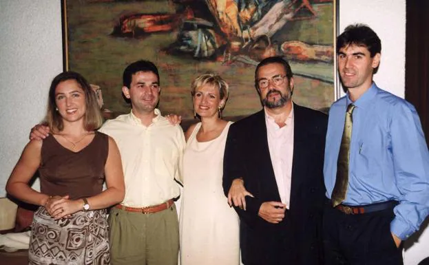 Imagen principal - Alfonso Echeverría, junto a Maite Arruabarrena, José Antonio Vega, Ainhoa Arteta y Juan José Ocón en el centenario del Buen Pastor. En la ópera 'Zigor' en el Euskalduna y en el teatro Victoria Eugenia en 1990.