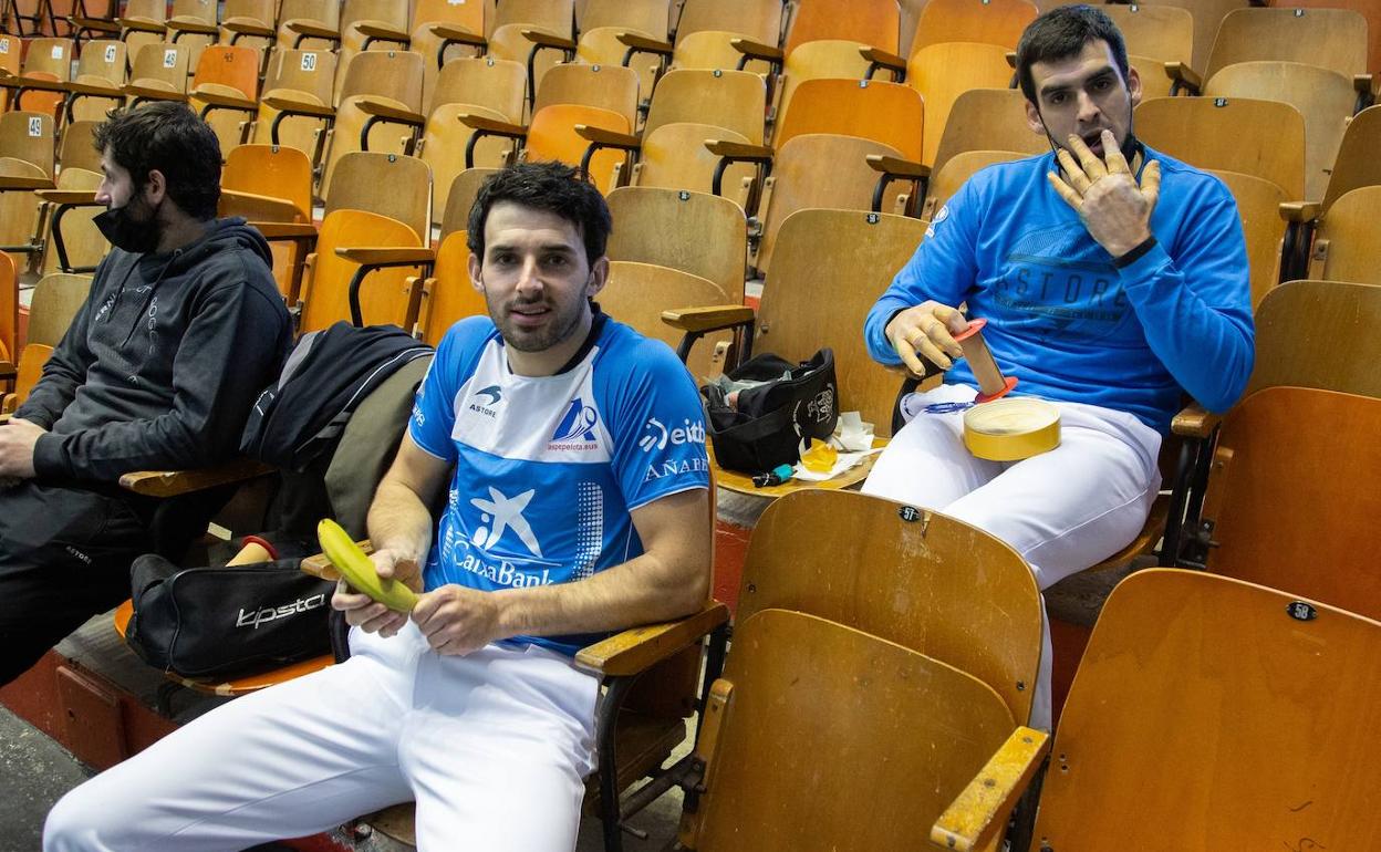 Jokin Altuna se dispone a pelar un plátano mientras que Joseba Ezkurdia se coloca los tacos ayer en el Atano III de Donostia. 