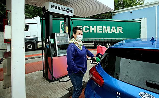 Una mujer reposta su vehículo en la gasolinera de Merkaoil, en Lezo, la que cuenta con los precios más competitivos del territorio. 