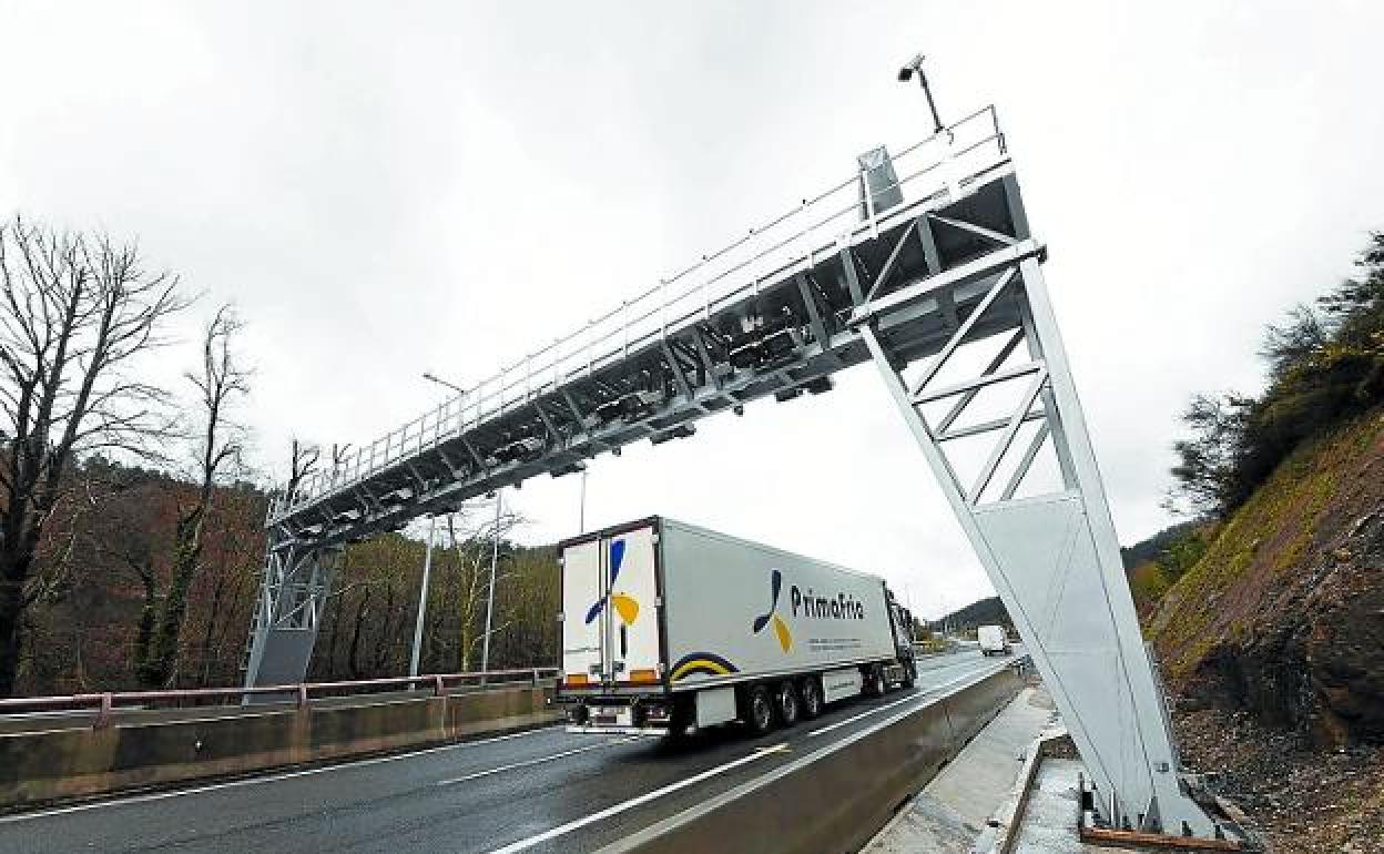 Los transportistas critican «la artimaña judicial» de la Diputación para seguir cobrando peajes