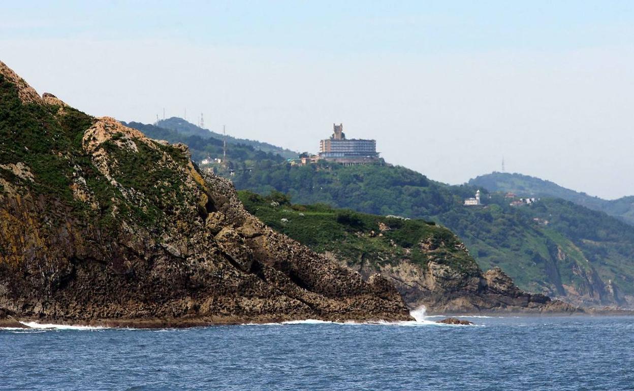 Los nadadores deberán completar la distancia entre San Pedro y Donostia. 