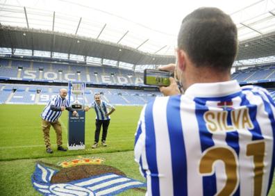 Imagen secundaria 1 - Los aficionados posando con la Copa en el Reale Arena 