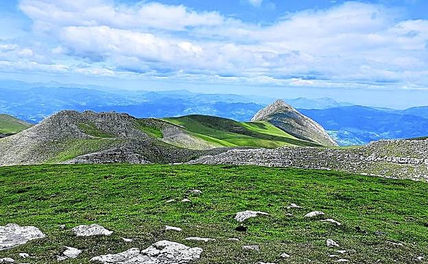 Imagen principal - El contraste del blanco, azul, verde y gris es impresionante; Buzón de Ganboa de Amezketar mendizaleak y Buzón de Arrubi indicando la ubicación de Ganboa.