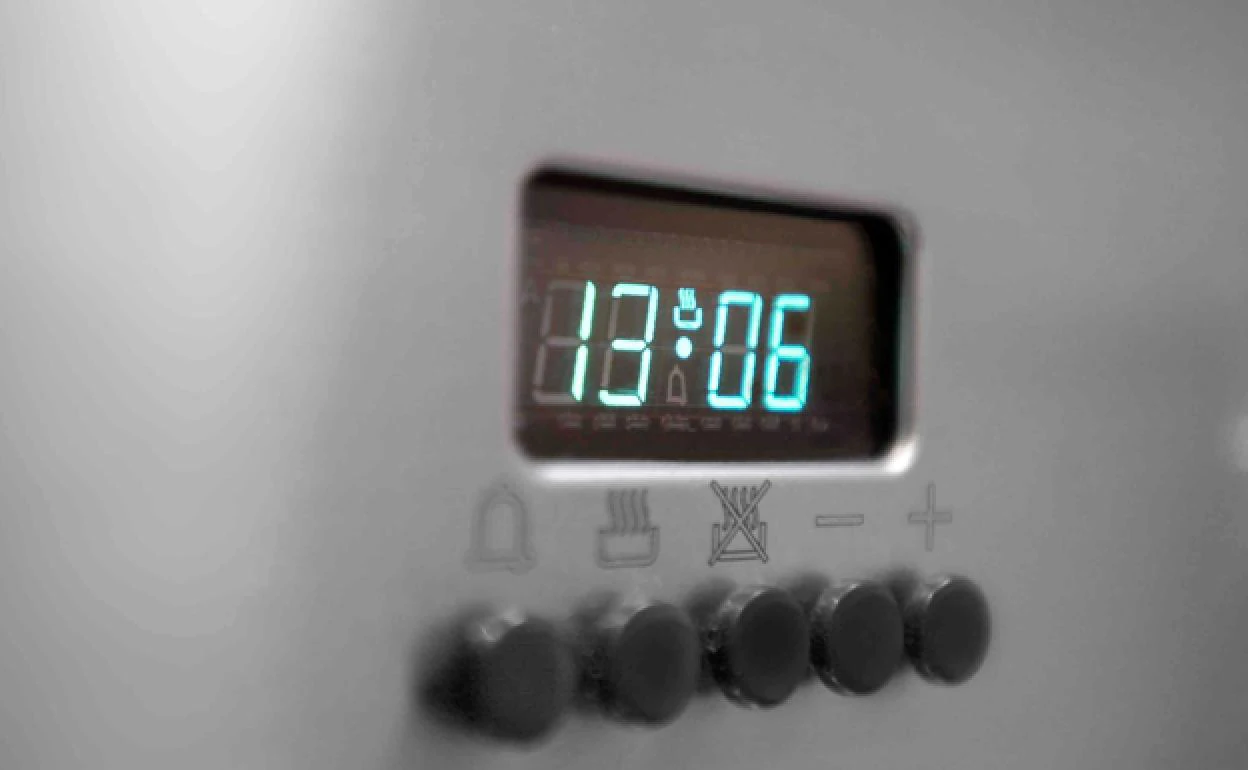 Calentar agua en el microondas? Mejor no hacerlo: estas son las 12 cosas  que no debes meter