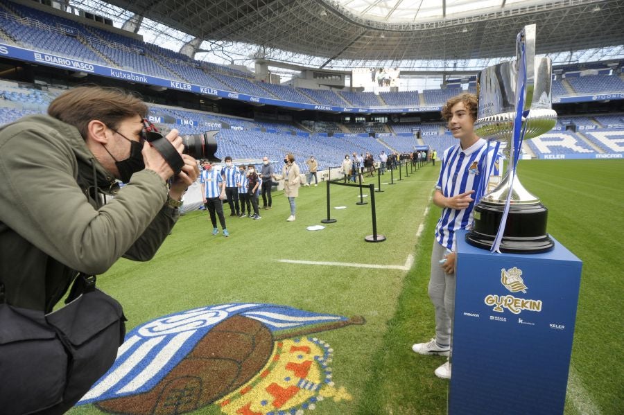 Centenares de aficionados la Real Sociedad tienen la oportunidad de fotografiarse con el trofeo de la Copa durante los póximos días en el Real Arena 