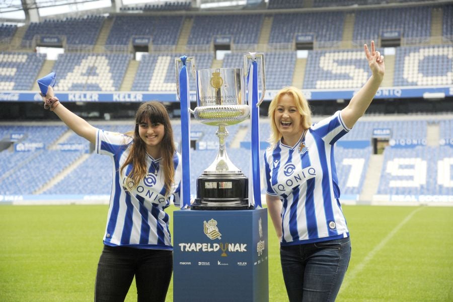 Centenares de aficionados la Real Sociedad tienen la oportunidad de fotografiarse con el trofeo de la Copa durante los póximos días en el Real Arena 