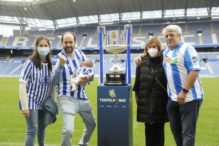 Centenares de aficionados la Real Sociedad tienen la oportunidad de fotografiarse con el trofeo de la Copa durante los póximos días en el Real Arena 