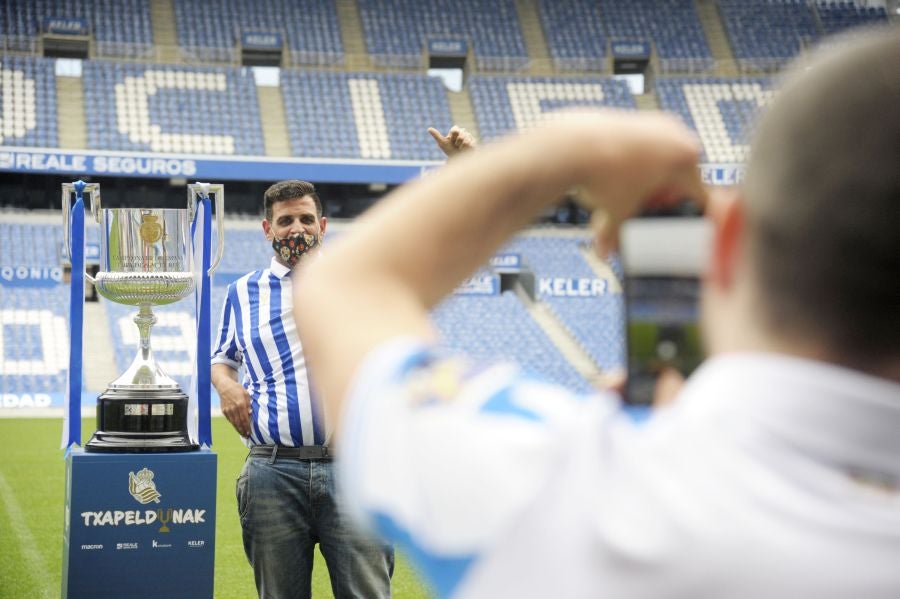Centenares de aficionados la Real Sociedad tienen la oportunidad de fotografiarse con el trofeo de la Copa durante los póximos días en el Real Arena 