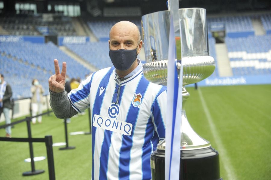 Centenares de aficionados la Real Sociedad tienen la oportunidad de fotografiarse con el trofeo de la Copa durante los póximos días en el Real Arena 