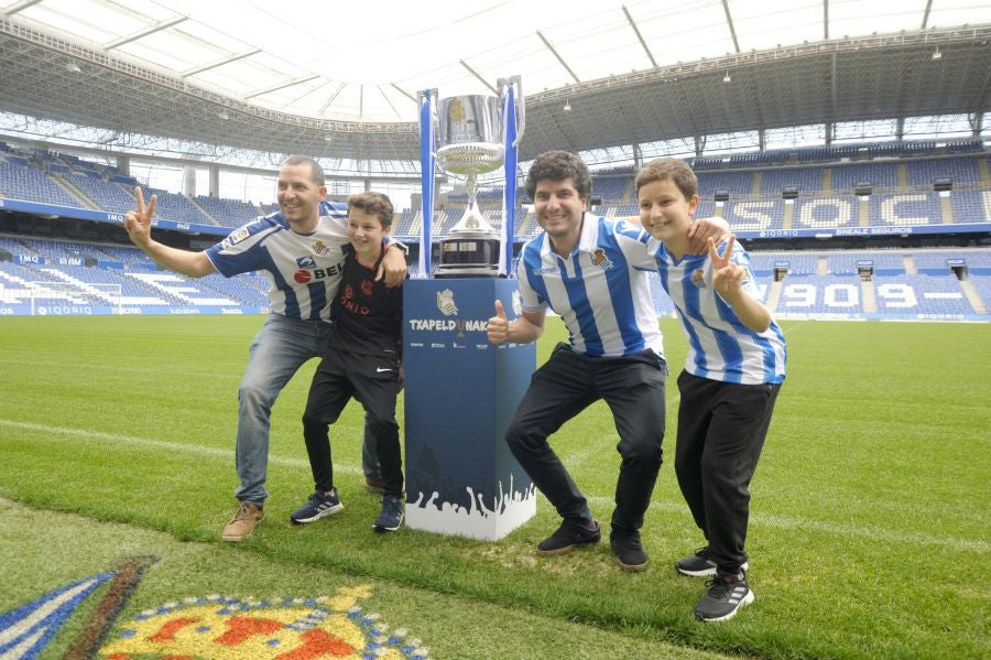Centenares de aficionados la Real Sociedad tienen la oportunidad de fotografiarse con el trofeo de la Copa durante los póximos días en el Real Arena 