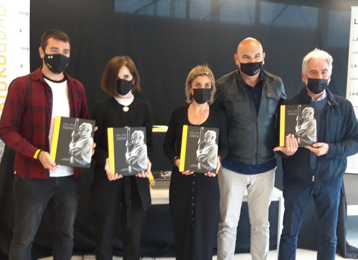 Antonio Oliden 'Konpaxari' buruzko liburua atzo aurkeztu zen. Eskuinean, Alvaro Bermejo, egilea. 