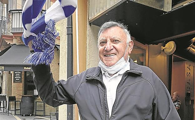Josetxo Urretabizkaia, propietario del bar Juanito, anima a la Real.