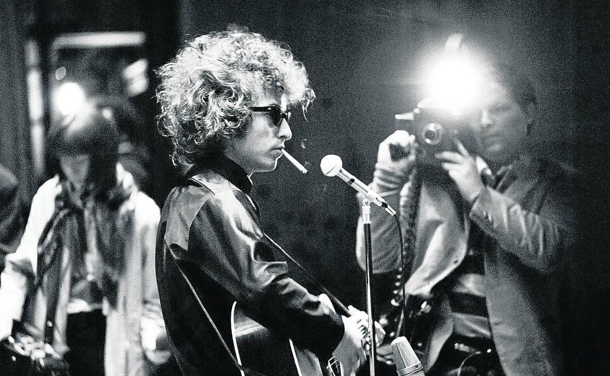 Bob Dylan durante un encuentro con la prensa en 1966