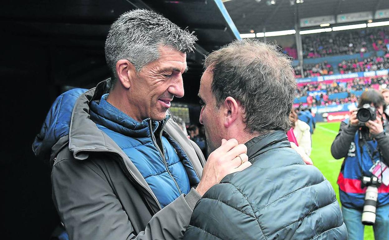 Imanol y Arrasate se saludan en el último Osasuna-Real Sociedad, la temporada pasada. 