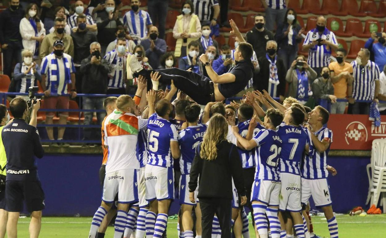 Los jugadores del Sanse mantean a Xabi Alonso ante la mirada de los aficionados. josé manuel romero