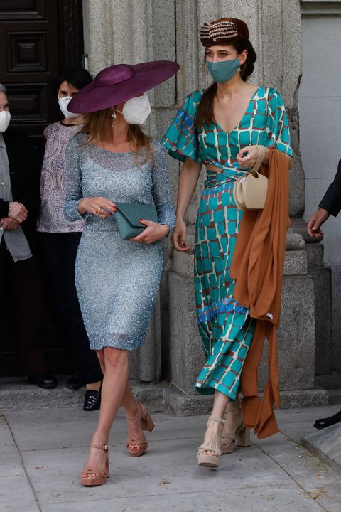 Ayer 22 de mayo se celebró la boda del año en el madrileño Palacio de Liria. Carlos Fitz-James Stuart Solís y Belén Corsini se dieron el sí quiero durante la mañana acompañados de los familiares y amigos más íntimos de ambos. Estos son los mejores looks de los invitados que asistieron a la boda. ¿Con cual de ellos os quedáis?