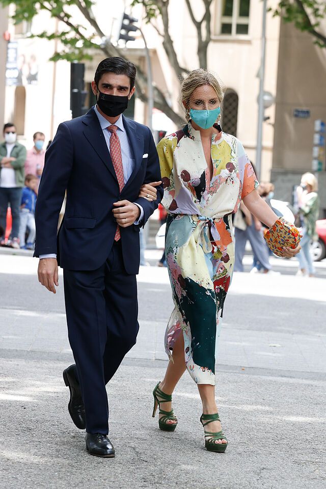 Ayer 22 de mayo se celebró la boda del año en el madrileño Palacio de Liria. Carlos Fitz-James Stuart Solís y Belén Corsini se dieron el sí quiero durante la mañana acompañados de los familiares y amigos más íntimos de ambos. Estos son los mejores looks de los invitados que asistieron a la boda. ¿Con cual de ellos os quedáis?