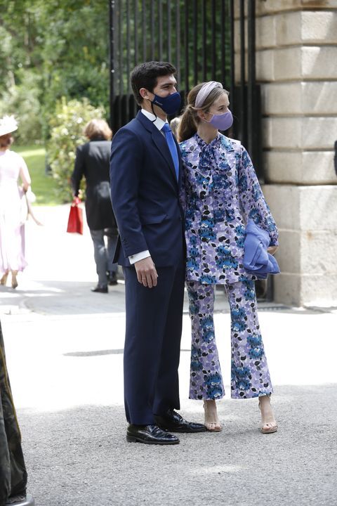 Ayer 22 de mayo se celebró la boda del año en el madrileño Palacio de Liria. Carlos Fitz-James Stuart Solís y Belén Corsini se dieron el sí quiero durante la mañana acompañados de los familiares y amigos más íntimos de ambos. Estos son los mejores looks de los invitados que asistieron a la boda. ¿Con cual de ellos os quedáis?