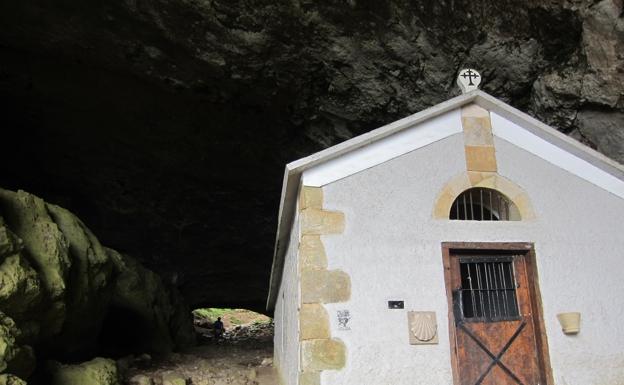 Ermita de San Adrián en el interior del antiguo paso por la sierra de Aizkorri. 