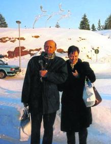 Imagen secundaria 2 - Arriba, en la terraza del Ayuntamiento de San Sebastián, con el ciclista italiano Gianni Bugno. Abajo, a la izquierda, Santi, con papeles del trabajo en la terraza de su casa en Donostia. A la derecha, en medio de la nieve, en un viaje de trabajo de Santi en Finlandia. 