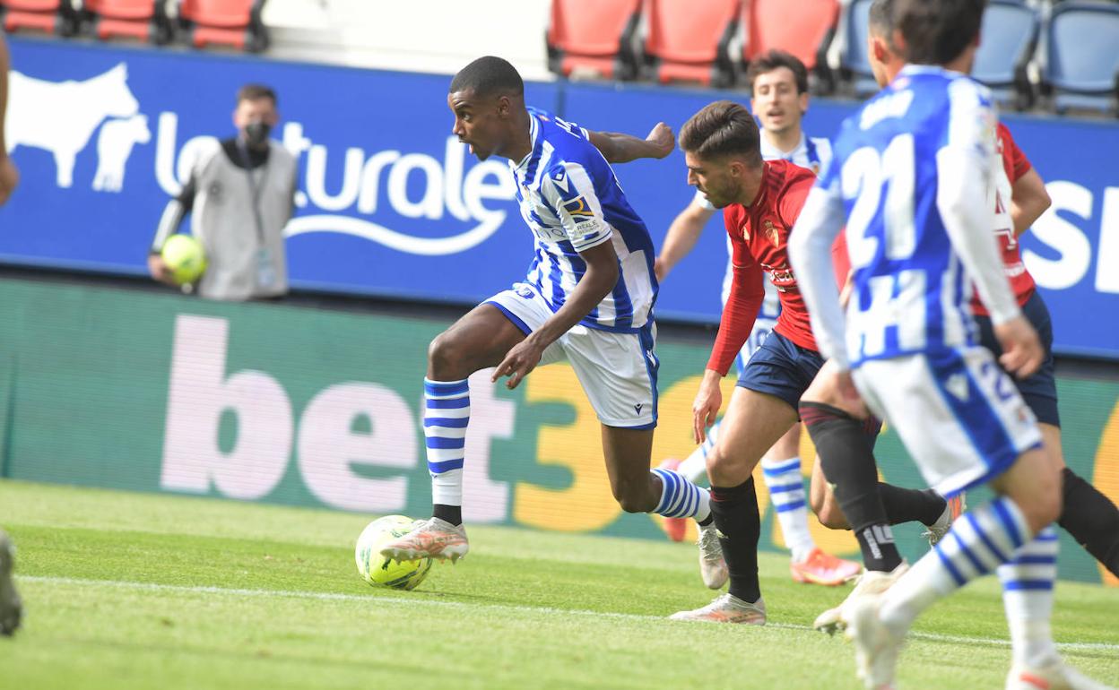 Isak, en una de sus características arrancadas. 
