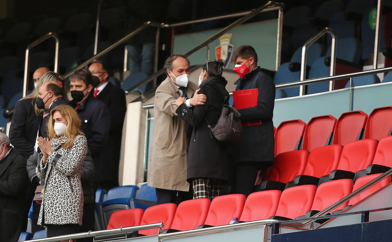 Felicitado. Aperribay, ayer en el palco de El Sadar.
