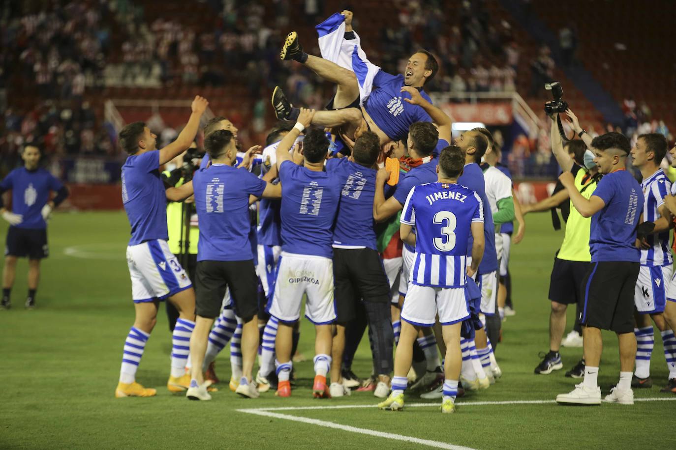 De Figueras a Almendralejo. Sesenta años no son nada. El Sanse consiguió ayer un nuevo ascenso a Segunda División en un partido agónico que tuvo que resolverse en la prórroga. El Algeciras no solo vendió cara la derrota, sino que cortocircuitó el ataque del filial blanquiazul durante muchas fases. Un tanto de Karrikaburu, este chaval está bendecido por los dioses del fútbol, materializó el sueño del segundo equipo realista y confirmó definitivamente a Zubieta como la mejor cantera del momento