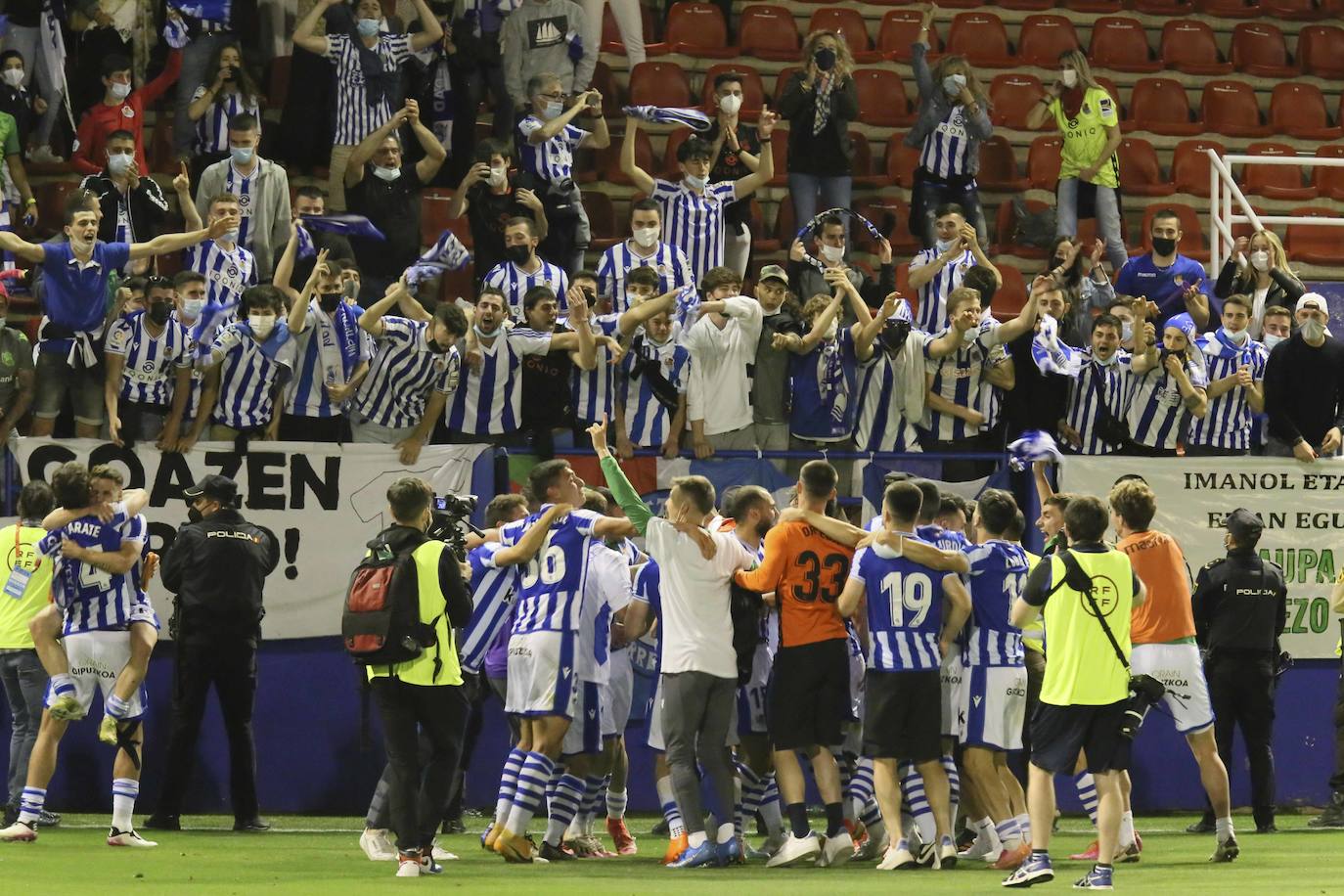 De Figueras a Almendralejo. Sesenta años no son nada. El Sanse consiguió ayer un nuevo ascenso a Segunda División en un partido agónico que tuvo que resolverse en la prórroga. El Algeciras no solo vendió cara la derrota, sino que cortocircuitó el ataque del filial blanquiazul durante muchas fases. Un tanto de Karrikaburu, este chaval está bendecido por los dioses del fútbol, materializó el sueño del segundo equipo realista y confirmó definitivamente a Zubieta como la mejor cantera del momento