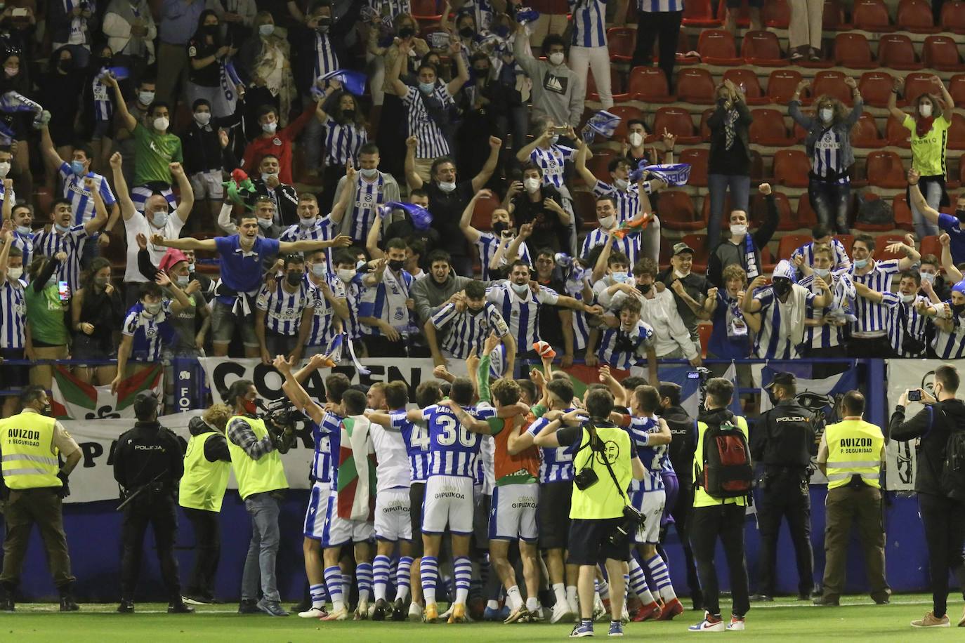 De Figueras a Almendralejo. Sesenta años no son nada. El Sanse consiguió ayer un nuevo ascenso a Segunda División en un partido agónico que tuvo que resolverse en la prórroga. El Algeciras no solo vendió cara la derrota, sino que cortocircuitó el ataque del filial blanquiazul durante muchas fases. Un tanto de Karrikaburu, este chaval está bendecido por los dioses del fútbol, materializó el sueño del segundo equipo realista y confirmó definitivamente a Zubieta como la mejor cantera del momento