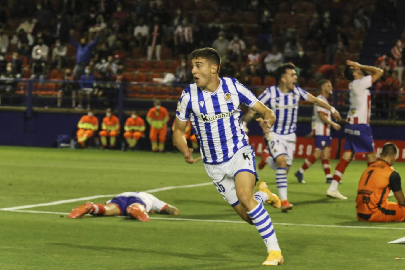 De Figueras a Almendralejo. Sesenta años no son nada. El Sanse consiguió ayer un nuevo ascenso a Segunda División en un partido agónico que tuvo que resolverse en la prórroga. El Algeciras no solo vendió cara la derrota, sino que cortocircuitó el ataque del filial blanquiazul durante muchas fases. Un tanto de Karrikaburu, este chaval está bendecido por los dioses del fútbol, materializó el sueño del segundo equipo realista y confirmó definitivamente a Zubieta como la mejor cantera del momento