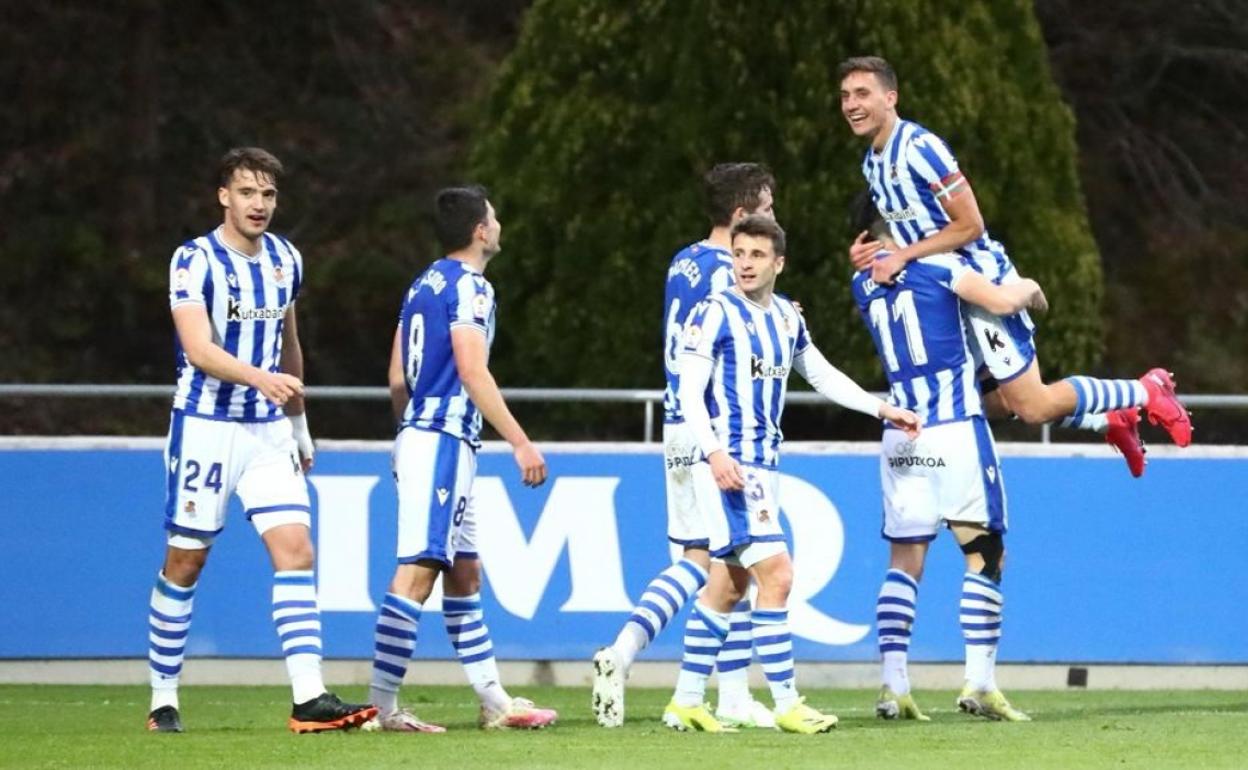 Los jugadores del Sanse celebran un tanto de Petxarroman.