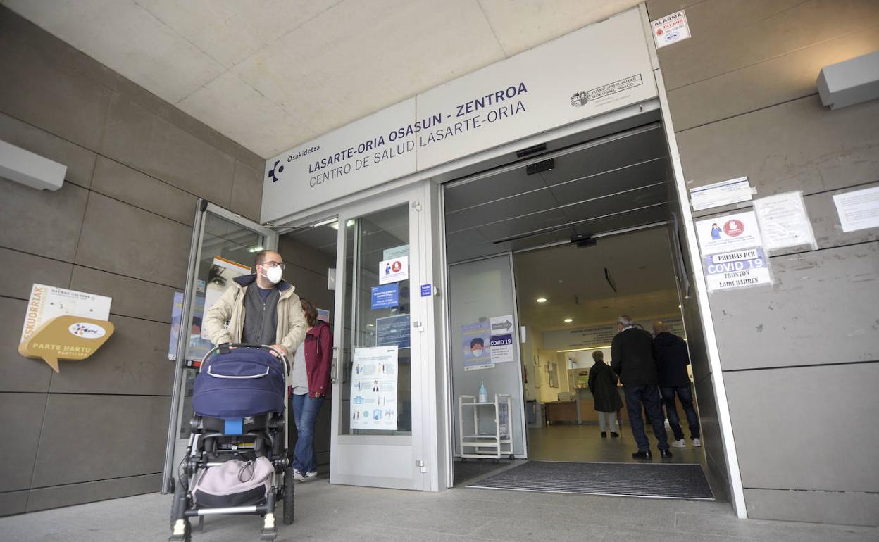 Un usuario sale del centro de salud de Lasarte-Oria tras una consulta.