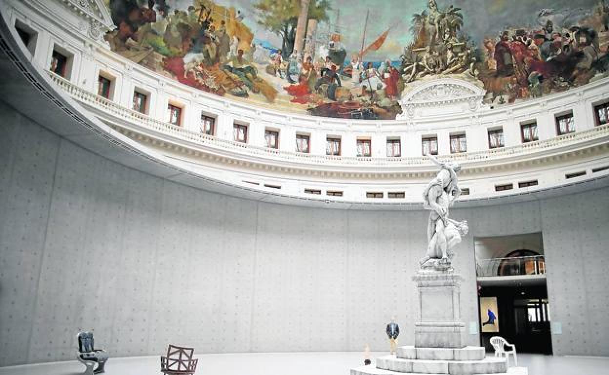 Una escultura efímera de Urs Fischer, réplica en cera de 'El rapto de las Sabinas', da la bienvenida a la exposición.