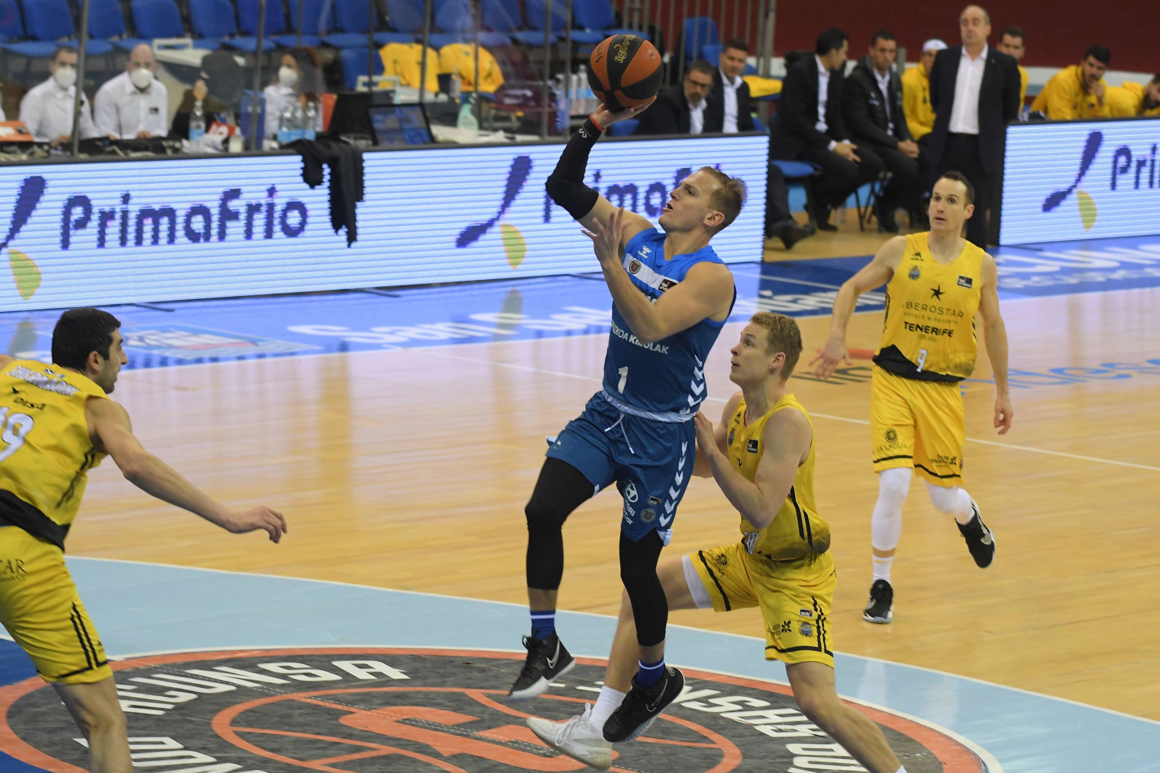 Dee lanza a canasta.