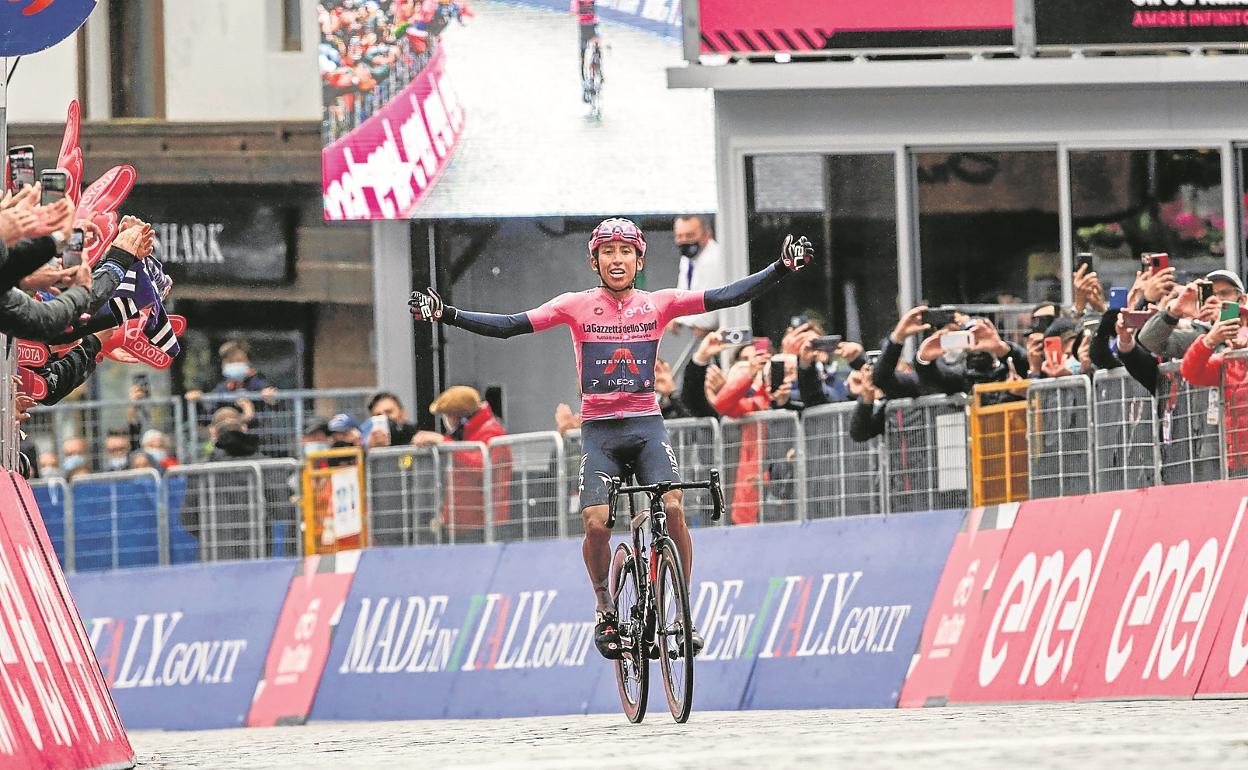 Egan Bernal muestra la maglia rosa en todo su esplendor en la meta de Cortina d'Ampezzo. 