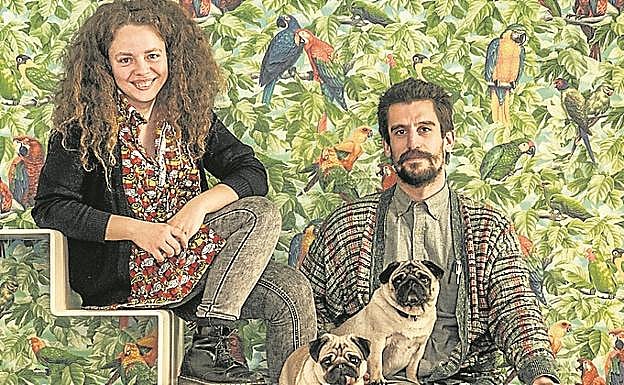 Imagen principal - Raquel Ares e Iñaki Albistur, del estudio donostiarra Arquimaña, difunden en la web cómo montar su bici, fotografiada en Venecia a la entrada del pabellón. El donostiarra Jon Aguirre Such, a la izquierda, con sus compañeros.