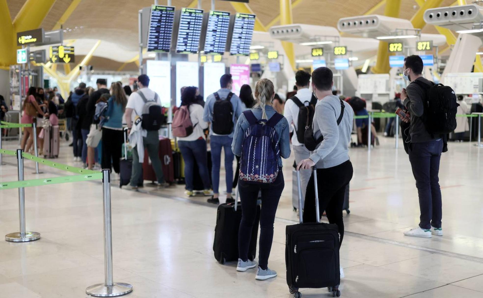 Viajeros esperaban ayer en el aeropuerto de Barajas para embarcar
