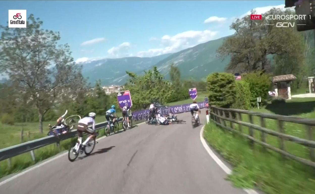 Giro de Italia: La espectacular caída de Evenepoel, Mikel Nieve y Nibali